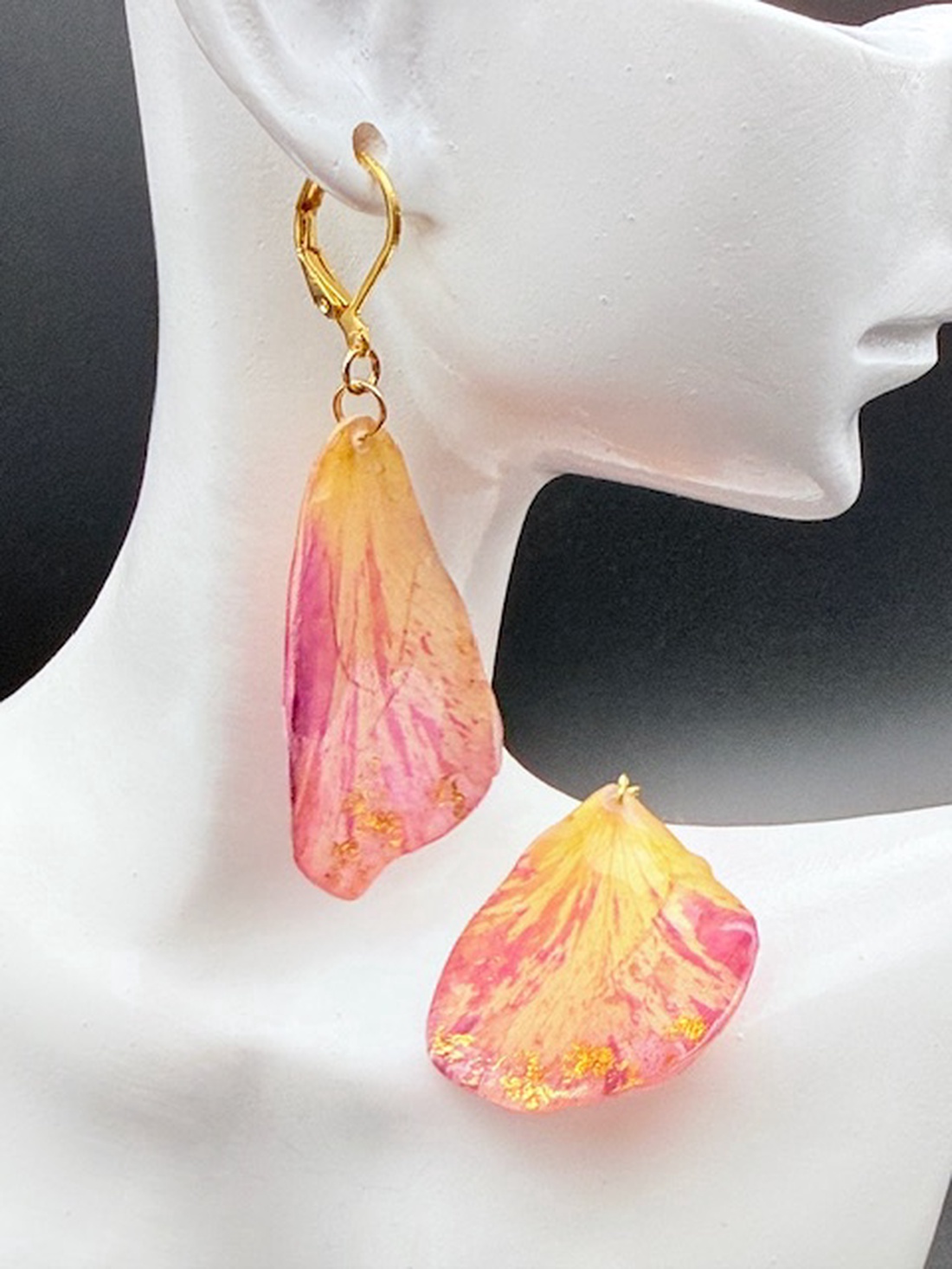 Cercei handmade cu petale de trandafir roz-galben  � bijuterii florale unice - bijuterii - cercei - cercei lungi - Artynos.ro