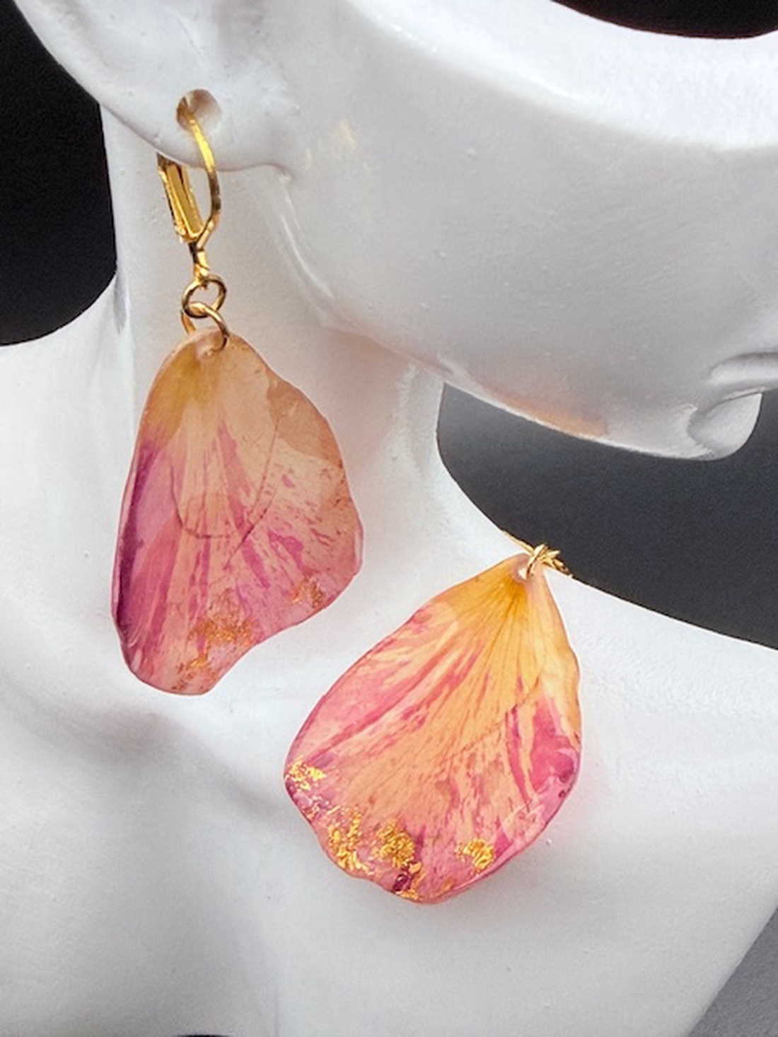 Cercei handmade cu petale de trandafir roz-galben  � bijuterii florale unice - bijuterii - cercei - cercei lungi - Artynos.ro