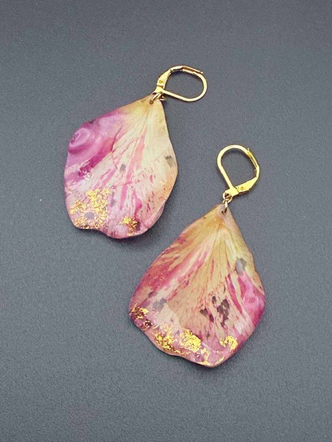 Cercei handmade cu petale de trandafir roz-galben  � bijuterii florale unice - bijuterii - cercei - cercei lungi - Artynos.ro