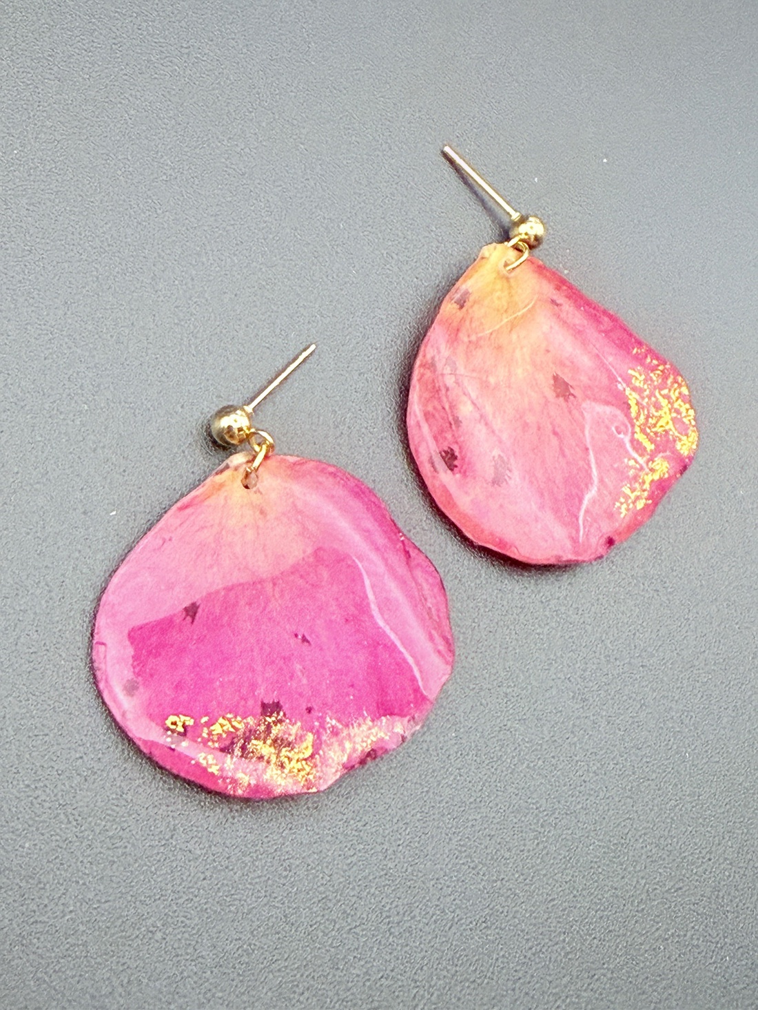 Cercei cu petale naturale de trandafir roz si foita de aur � bijuterii din flori presate - bijuterii - cercei - cercei din rășină - Artynos.ro