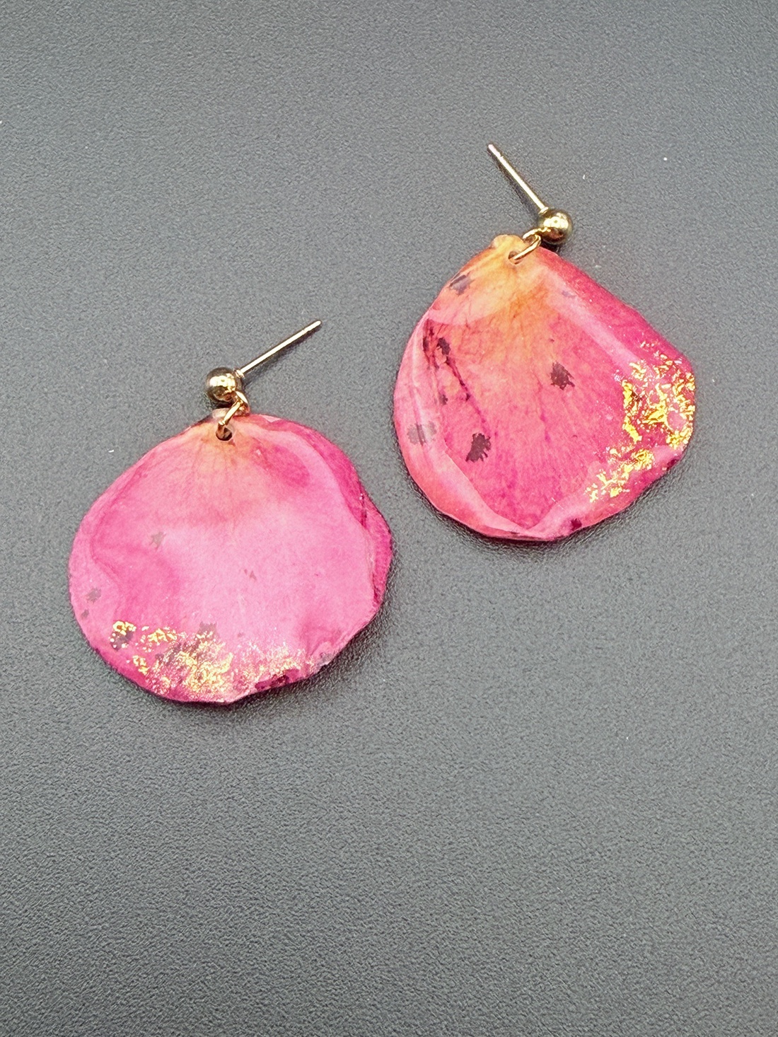 Cercei cu petale naturale de trandafir roz si foita de aur � bijuterii din flori presate - bijuterii - cercei - cercei din rășină - Artynos.ro