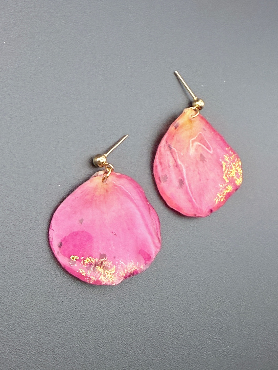 Cercei cu petale naturale de trandafir roz si foita de aur � bijuterii din flori presate - bijuterii - cercei - cercei din rășină - Artynos.ro