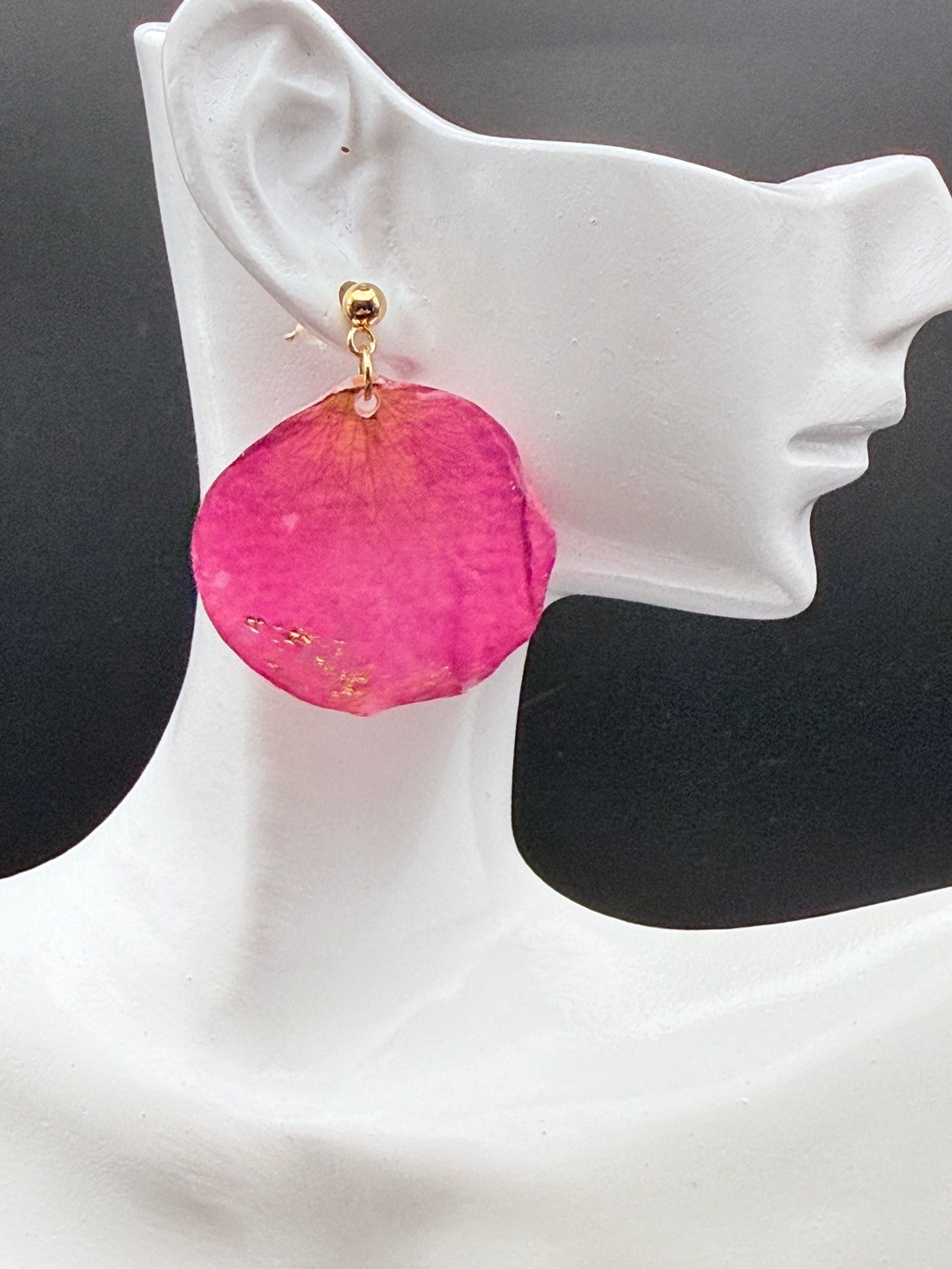 Cercei cu petale naturale de trandafir roz si foita de aur � bijuterii din flori presate - bijuterii - cercei - cercei din rășină - Artynos.ro
