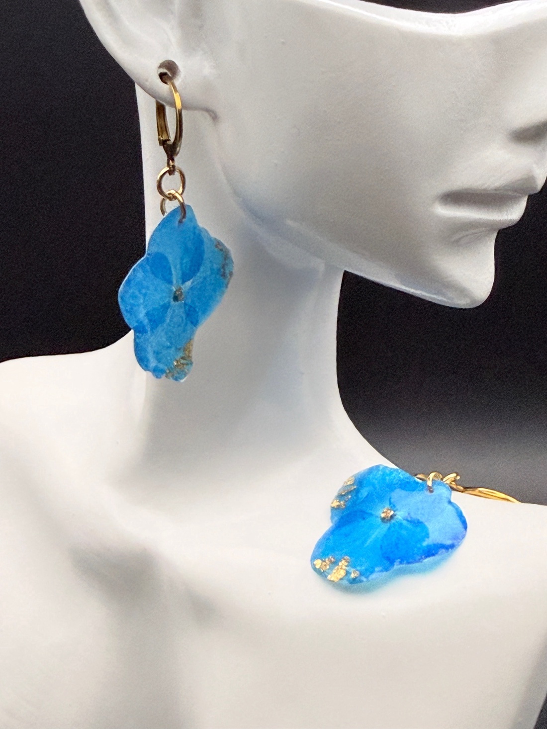 Cercei cu hortensie albastra naturală în rășină � bijuterii handmade delicate - bijuterii - cercei - cercei hoops - Artynos.ro