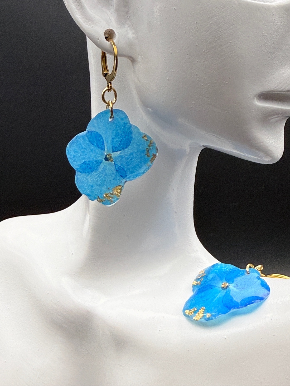 Cercei cu hortensie albastra naturală în rășină � bijuterii handmade delicate - bijuterii - cercei - cercei hoops - Artynos.ro