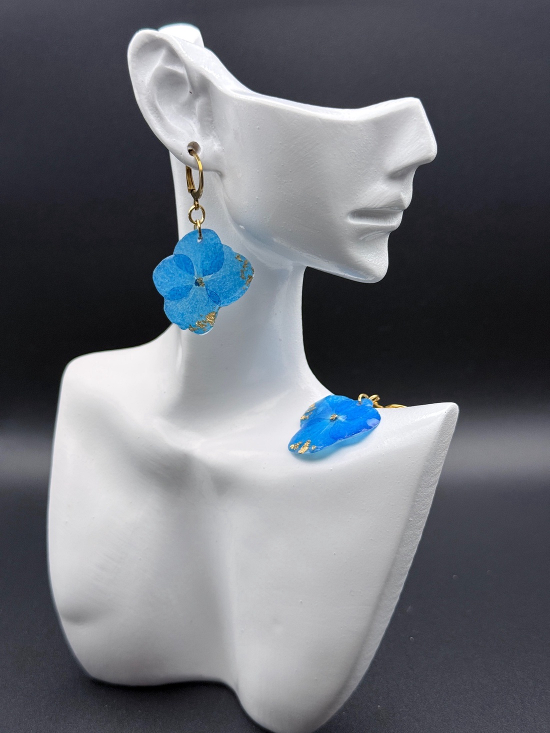 Cercei cu hortensie albastra naturală în rășină � bijuterii handmade delicate - bijuterii - cercei - cercei hoops - Artynos.ro
