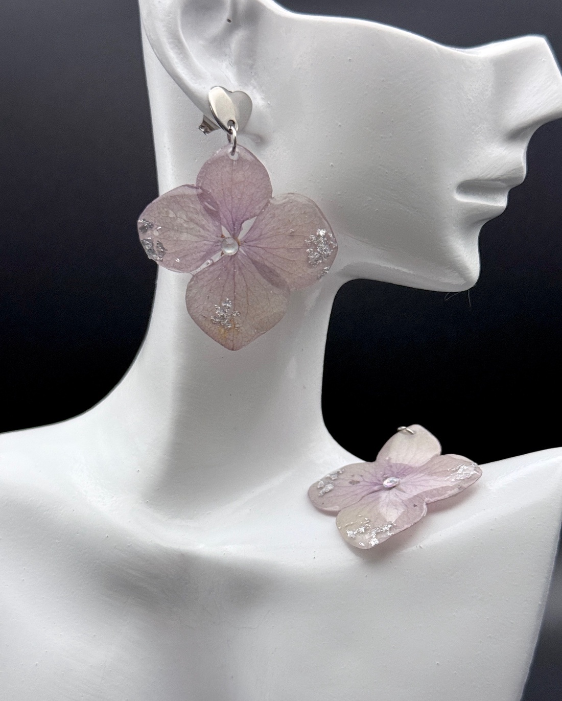 Cercei handmade cu flori de hortensie lila � bijuterii florale naturale - bijuterii - cercei - cercei din rășină - Artynos.ro