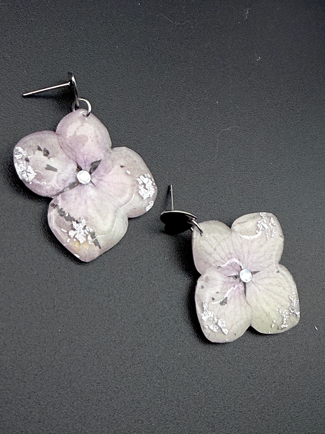 Cercei handmade cu flori de hortensie lila � bijuterii florale naturale - bijuterii - cercei - cercei din rășină - Artynos.ro