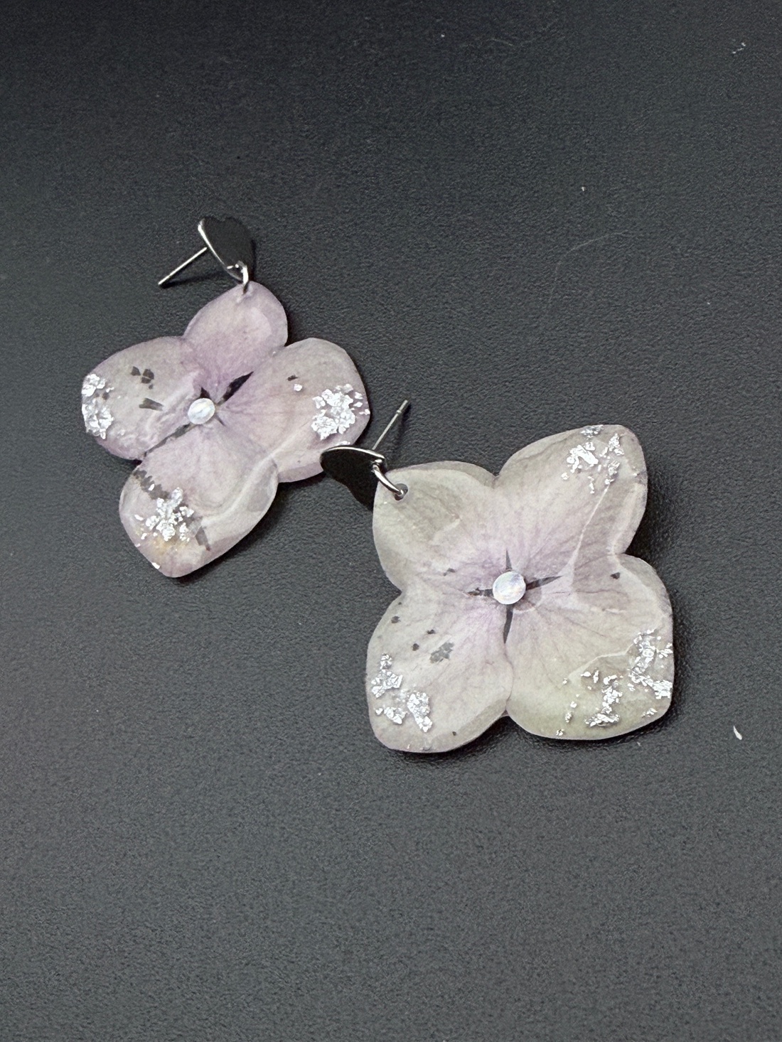 Cercei handmade cu flori de hortensie lila � bijuterii florale naturale - bijuterii - cercei - cercei din rășină - Artynos.ro