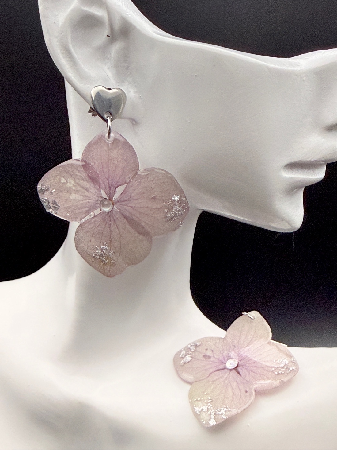 Cercei handmade cu flori de hortensie lila � bijuterii florale naturale - bijuterii - cercei - cercei din rășină - Artynos.ro