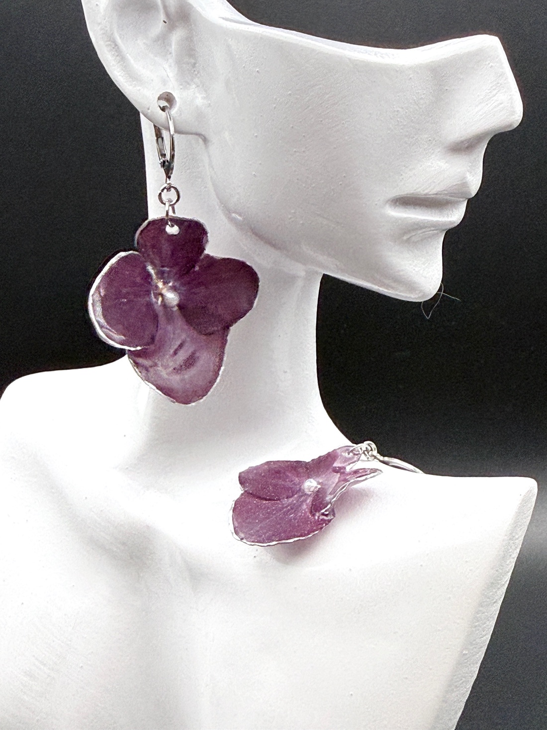 Cercei cu hortensie grena presată � bijuterii elegante din flori naturale - bijuterii - cercei - cercei hoops - Artynos.ro