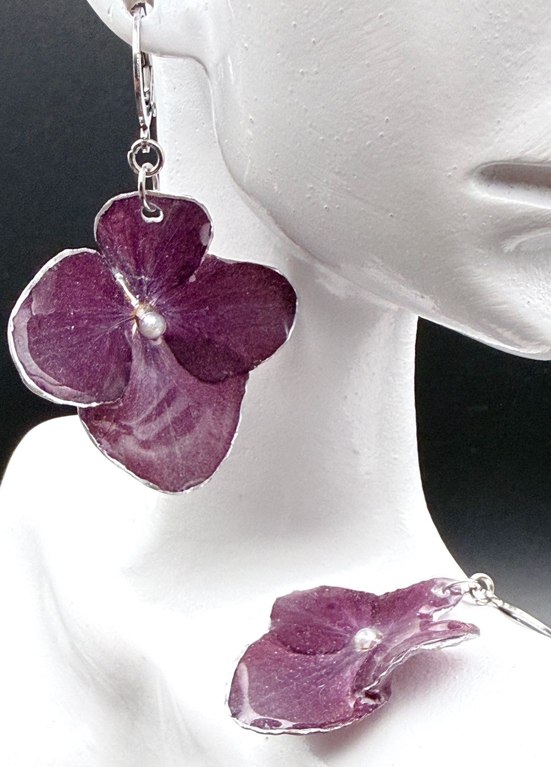 Cercei cu hortensie grena presată � bijuterii elegante din flori naturale - bijuterii - cercei - cercei hoops - Artynos.ro