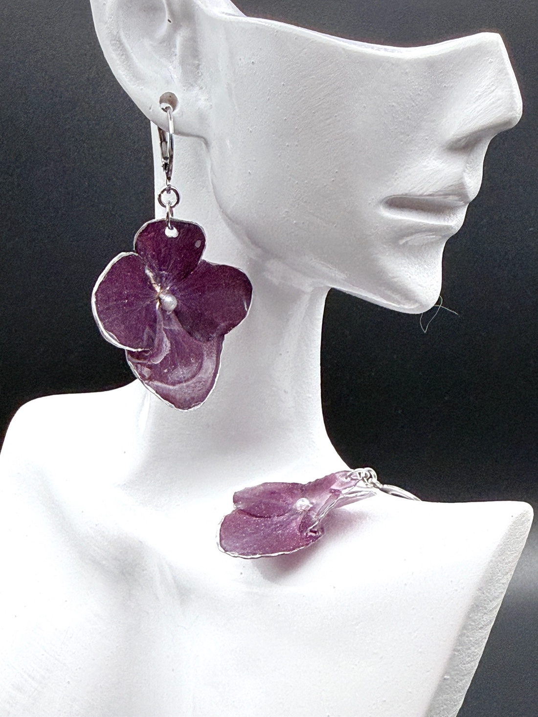 Cercei cu hortensie grena presată � bijuterii elegante din flori naturale - bijuterii - cercei - cercei hoops - Artynos.ro