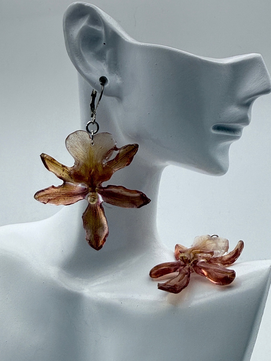 Cercei cu orhidee Cambria maro naturale � bijuterii handmade în rășină - bijuterii - cercei - cercei hoops - Artynos.ro