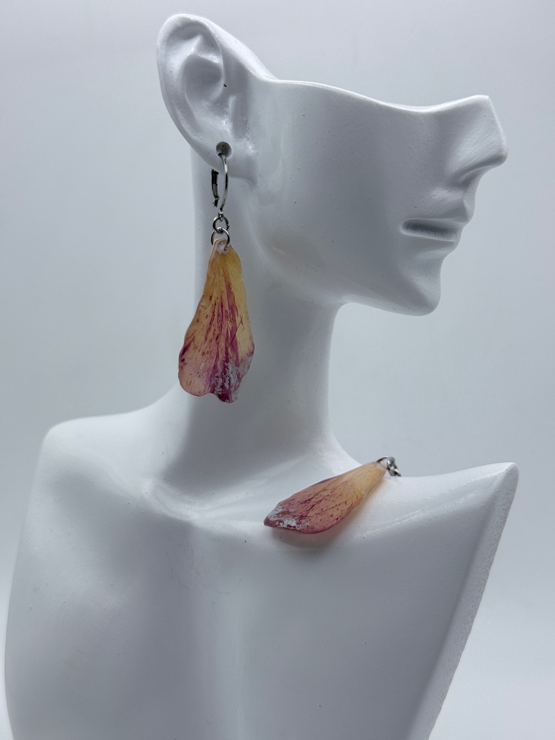 Cercei florali cu petale de trandafir � bijuterii handmade din natură - bijuterii - cercei - cercei din rășină - Artynos.ro