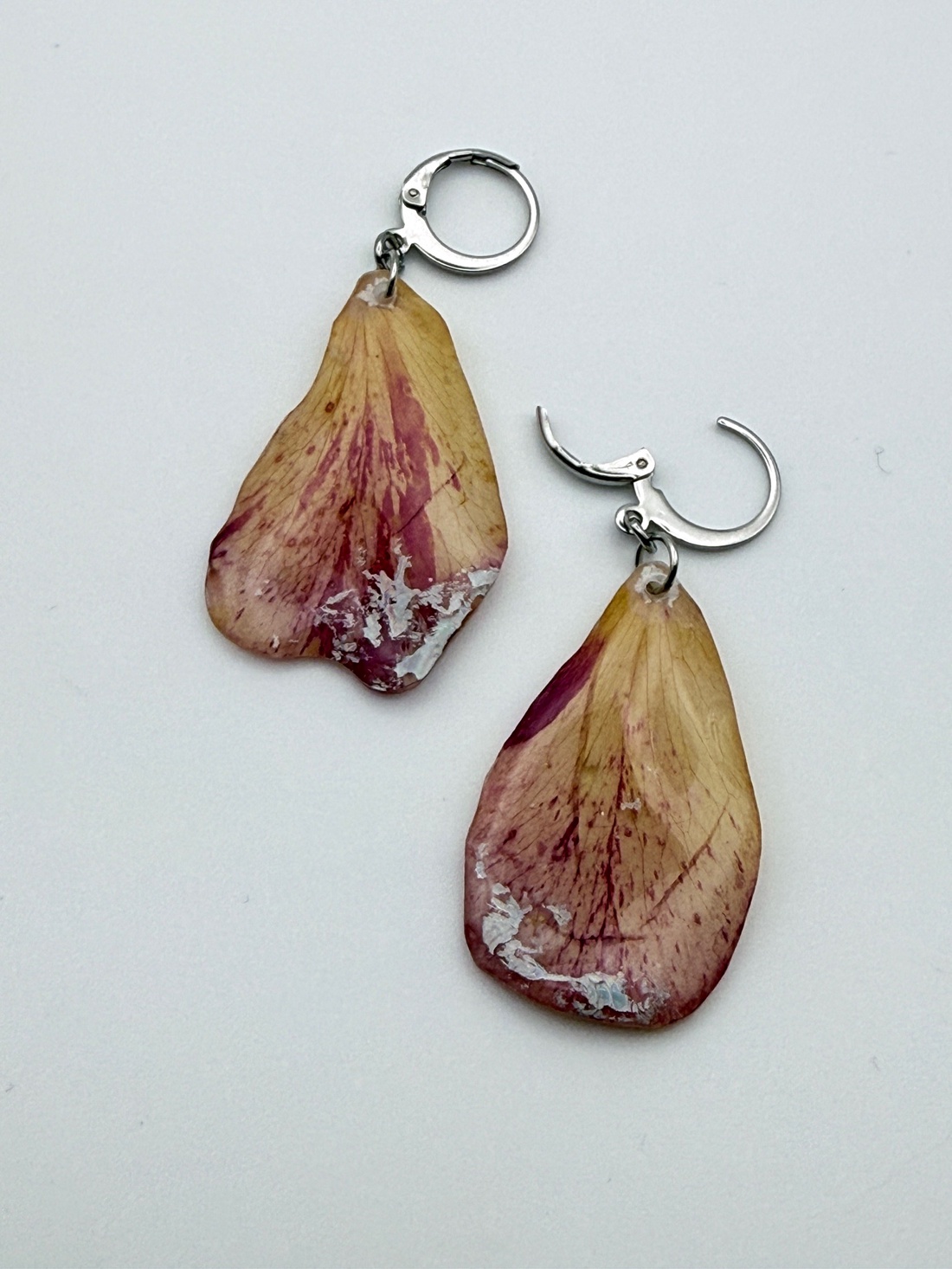 Cercei florali cu petale de trandafir � bijuterii handmade din natură - bijuterii - cercei - cercei din rășină - Artynos.ro