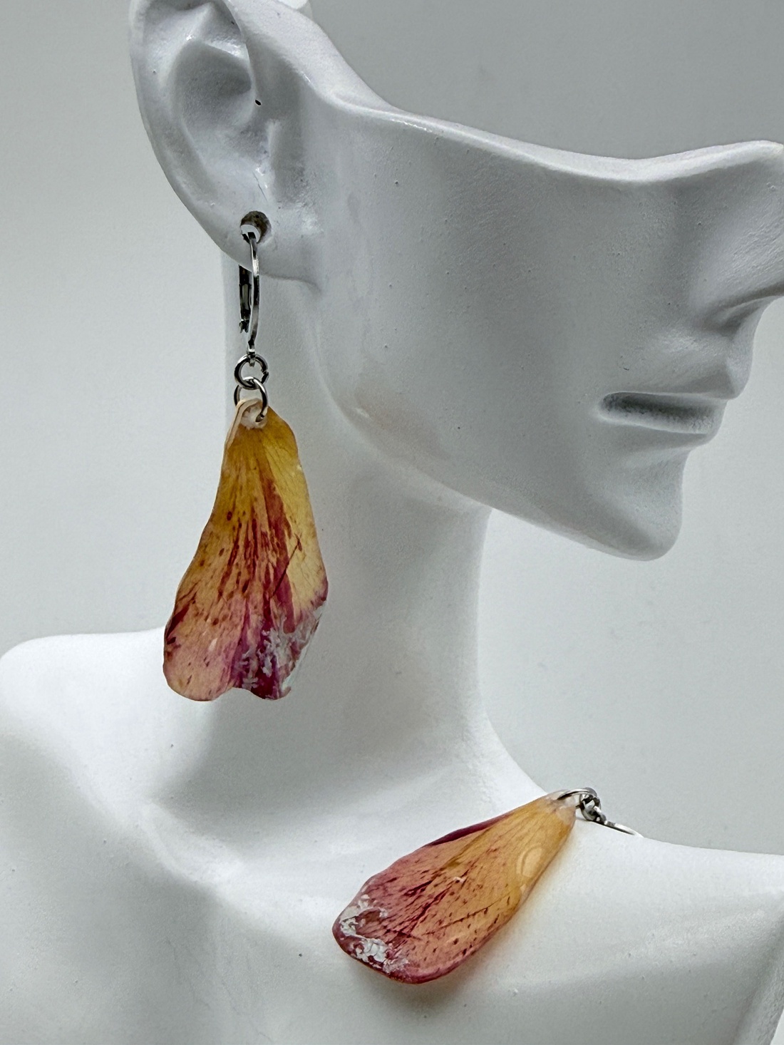 Cercei florali cu petale de trandafir � bijuterii handmade din natură - bijuterii - cercei - cercei din rășină - Artynos.ro