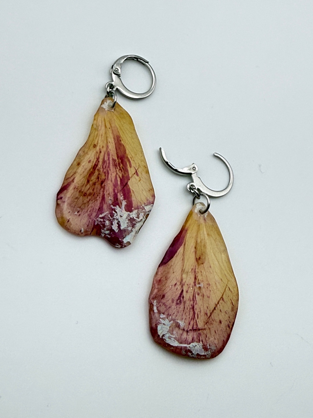 Cercei florali cu petale de trandafir � bijuterii handmade din natură - bijuterii - cercei - cercei din rășină - Artynos.ro