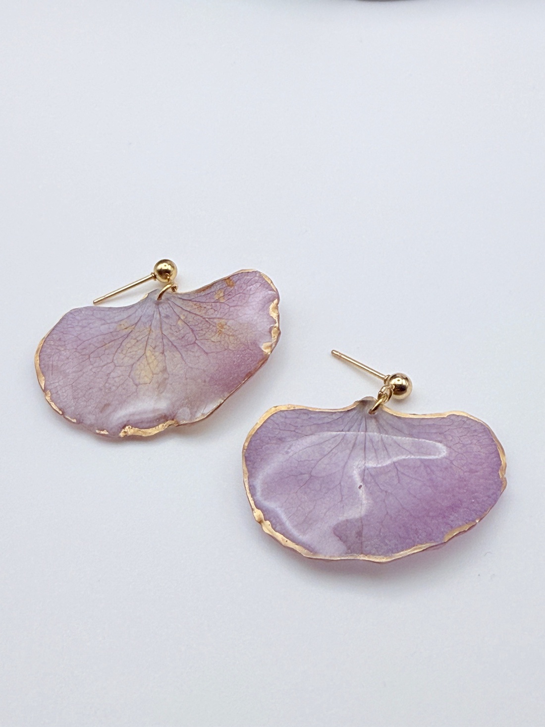 Cercei cu petale de hortensie mov � bijuterii florale handmade - bijuterii - cercei - cercei din rășină - Artynos.ro