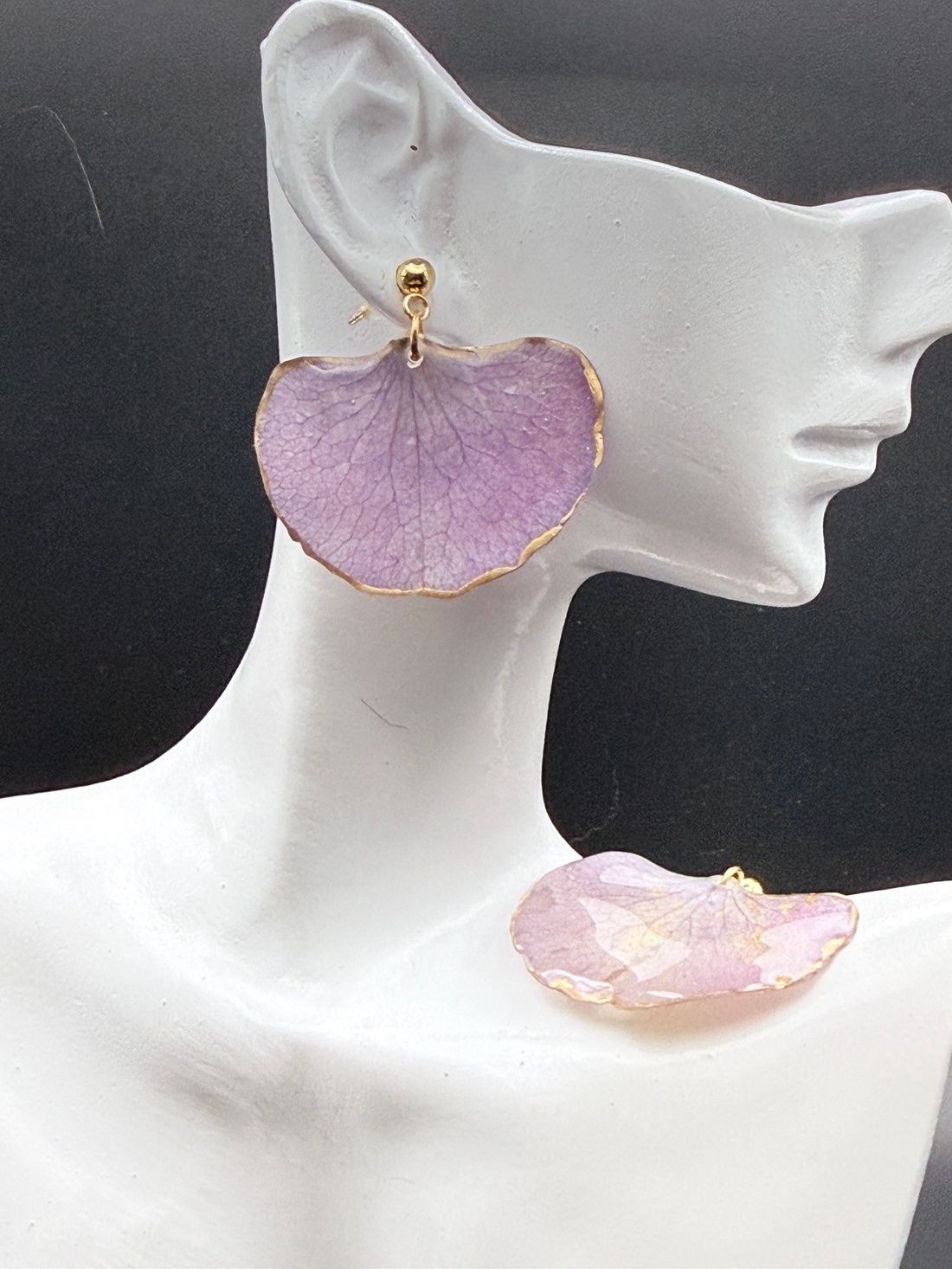 Cercei cu petale de hortensie mov � bijuterii florale handmade - bijuterii - cercei - cercei din rășină - Artynos.ro