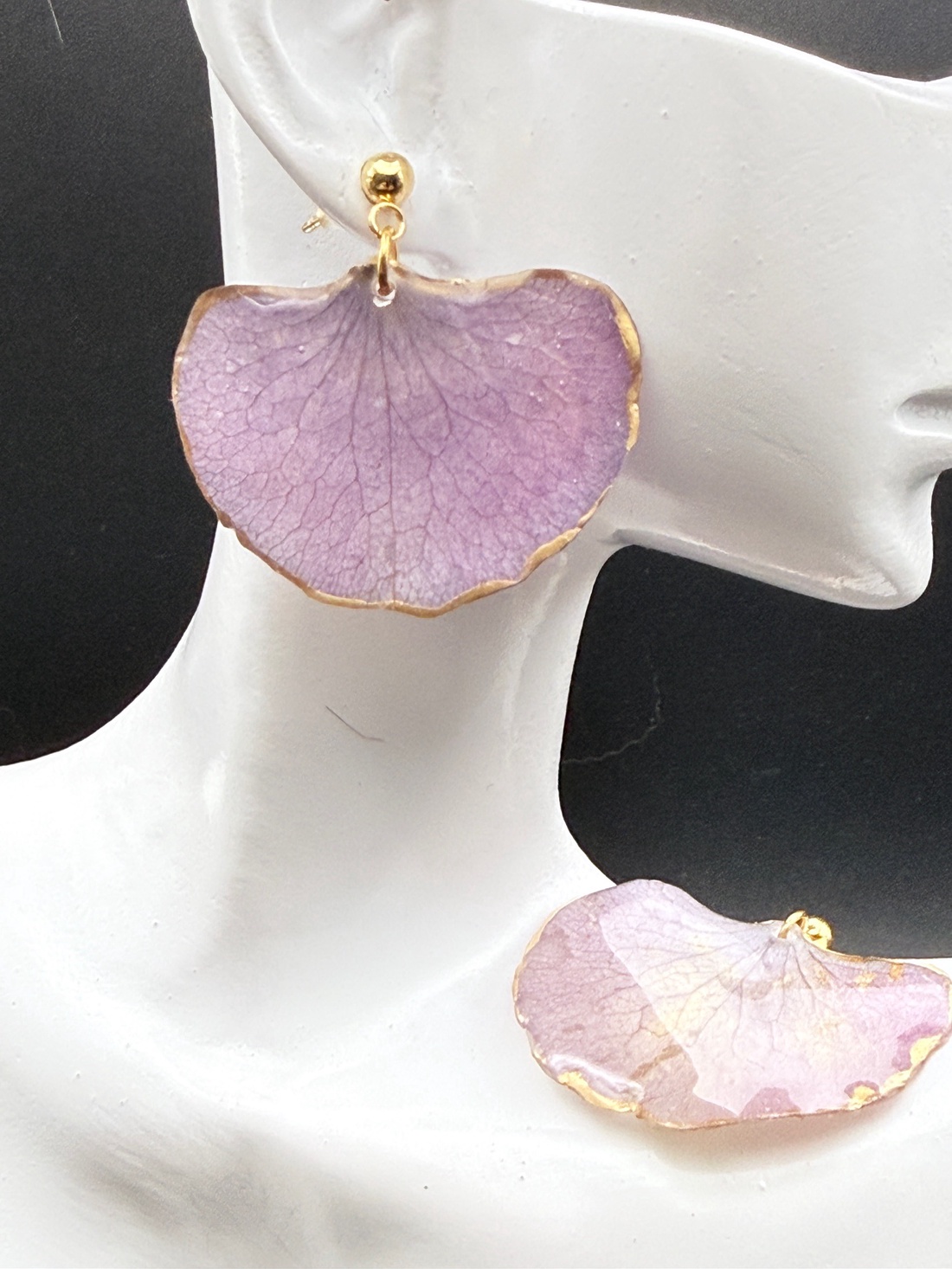 Cercei cu petale de hortensie mov � bijuterii florale handmade - bijuterii - cercei - cercei din rășină - Artynos.ro