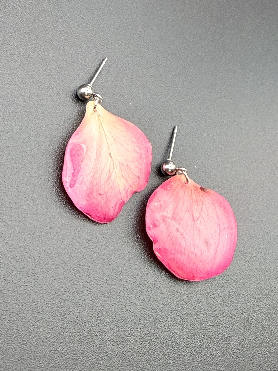 Cercei eleganți cu petale de trandafir naturale în rășină - bijuterii - cercei - cercei din rășină - Artynos.ro