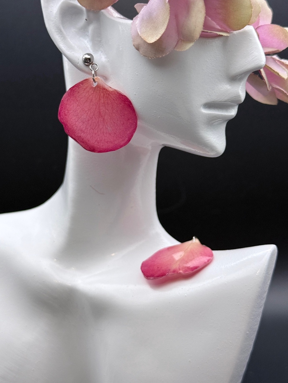 Cercei eleganți cu petale de trandafir naturale în rășină - bijuterii - cercei - cercei din rășină - Artynos.ro