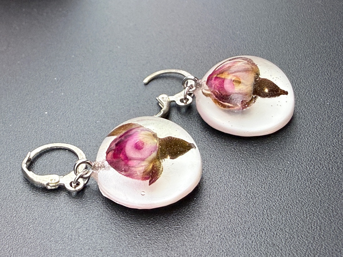 Cercei cu boboc de trandafir natural � bijuterii handmade romantice - bijuterii - cercei - cercei hoops - Artynos.ro