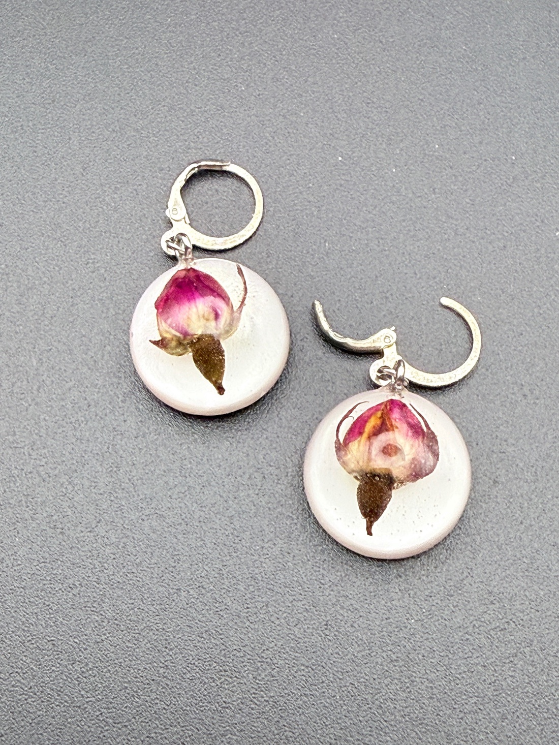 Cercei cu boboc de trandafir natural � bijuterii handmade romantice - bijuterii - cercei - cercei hoops - Artynos.ro