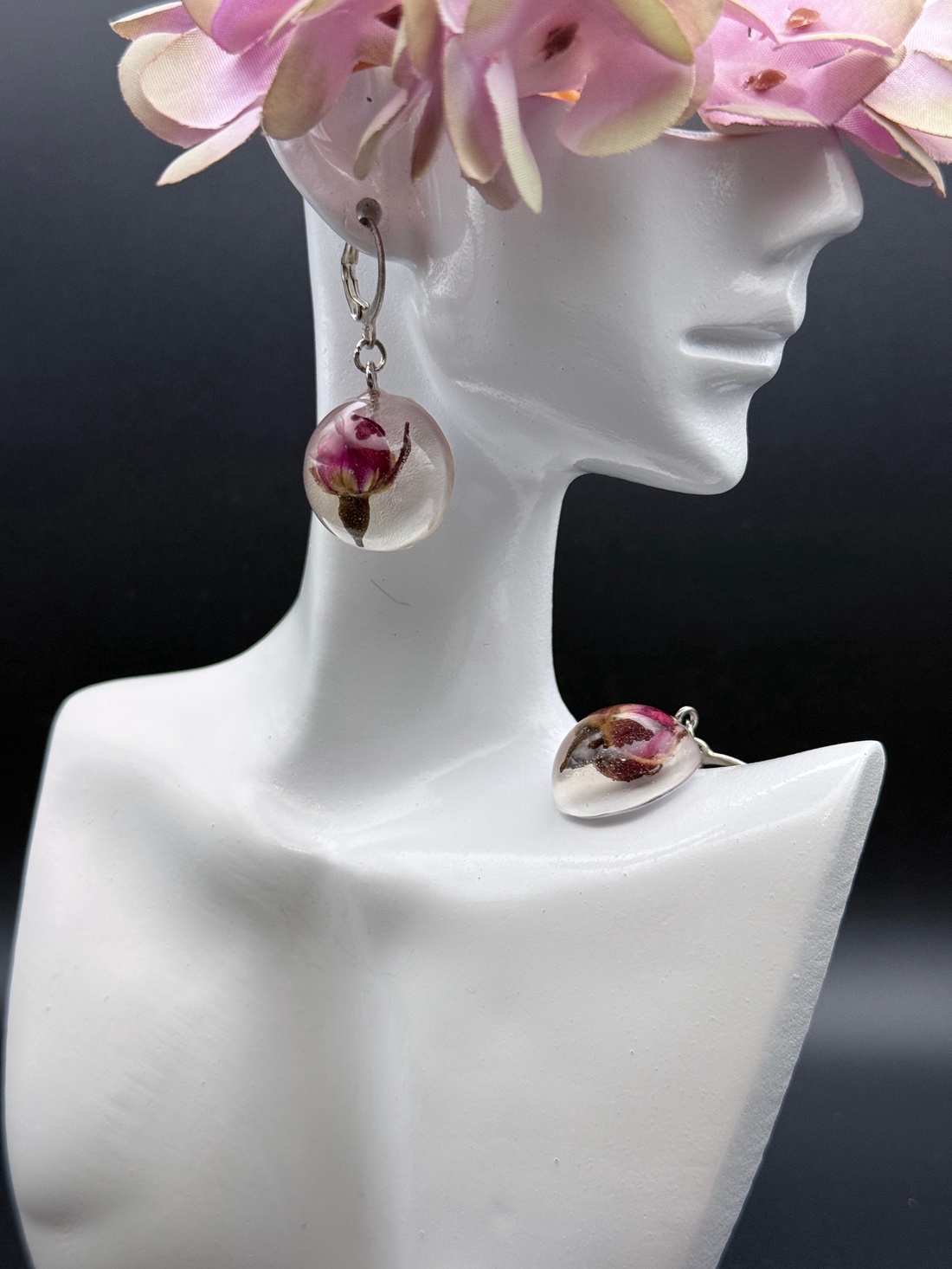 Cercei cu boboc de trandafir natural � bijuterii handmade romantice - bijuterii - cercei - cercei hoops - Artynos.ro