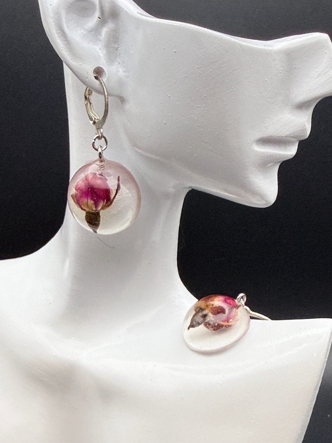 Cercei cu boboc de trandafir natural � bijuterii handmade romantice - bijuterii - cercei - cercei hoops - Artynos.ro