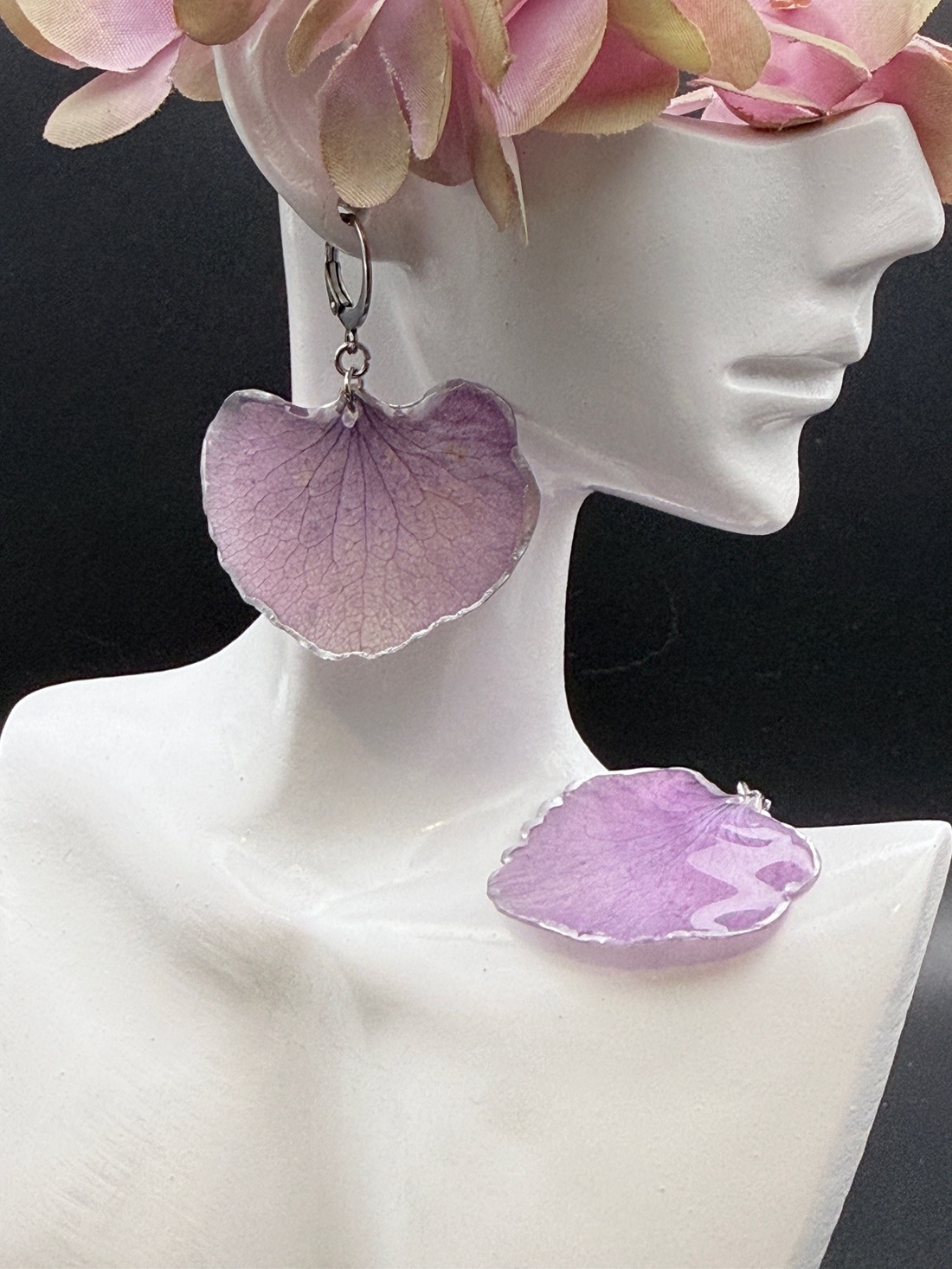 Cercei handmade cu hortensie mov � bijuterii din flori naturale - bijuterii - cercei - cercei hoops - Artynos.ro