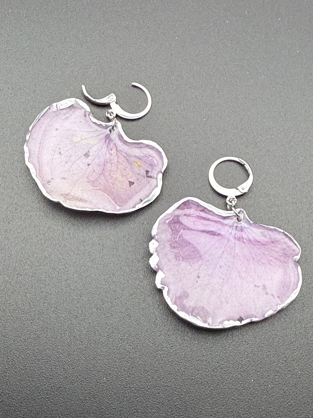 Cercei handmade cu hortensie mov � bijuterii din flori naturale - bijuterii - cercei - cercei hoops - Artynos.ro