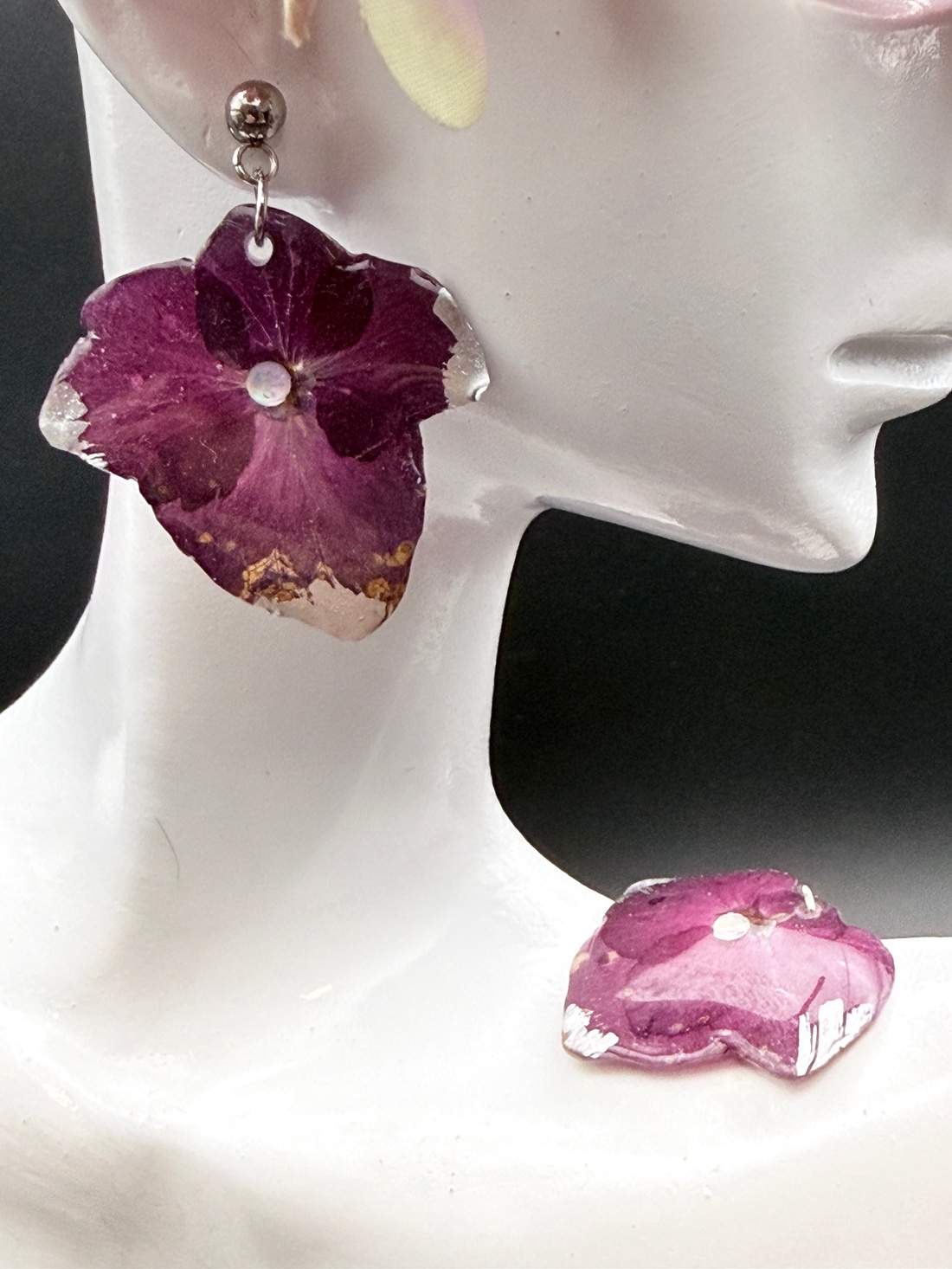 Cercei cu hortensie mov in rasina  � bijuterii florale handmade - bijuterii - cercei - cercei din rășină - Artynos.ro