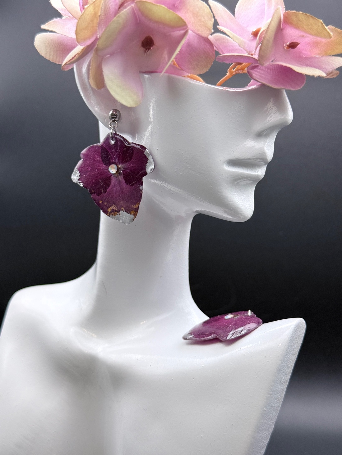 Cercei cu hortensie mov in rasina  � bijuterii florale handmade - bijuterii - cercei - cercei din rășină - Artynos.ro