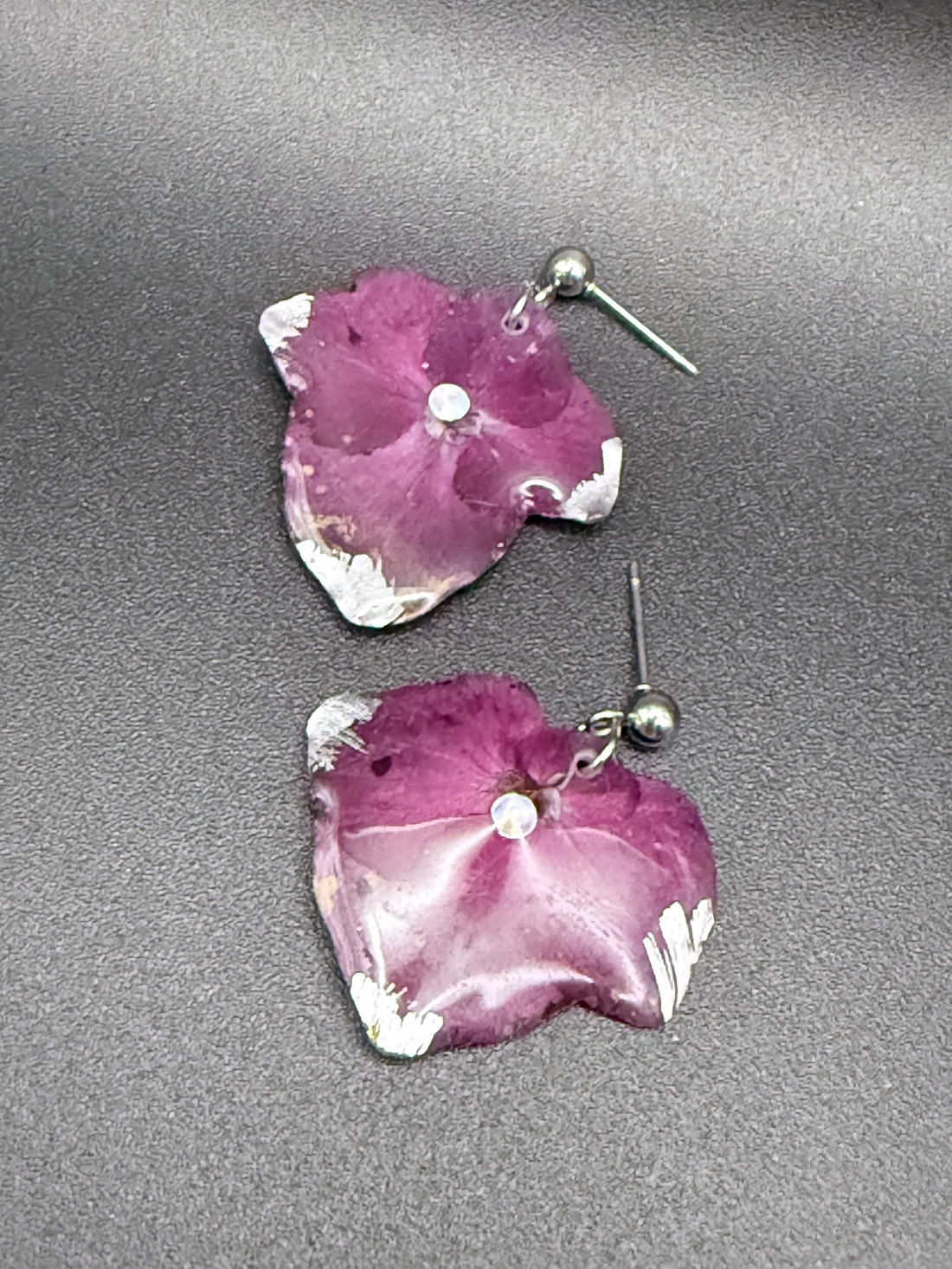 Cercei cu hortensie mov in rasina  � bijuterii florale handmade - bijuterii - cercei - cercei din rășină - Artynos.ro