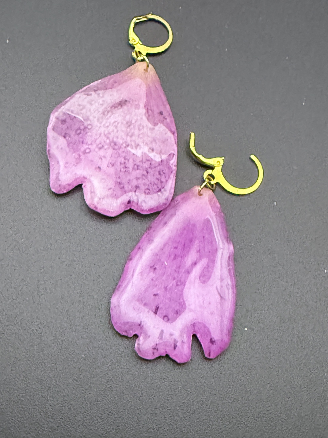 Cercei cu petale naturale de bujor roz � bijuterii din flori presate - bijuterii - cercei - cercei hoops - Artynos.ro