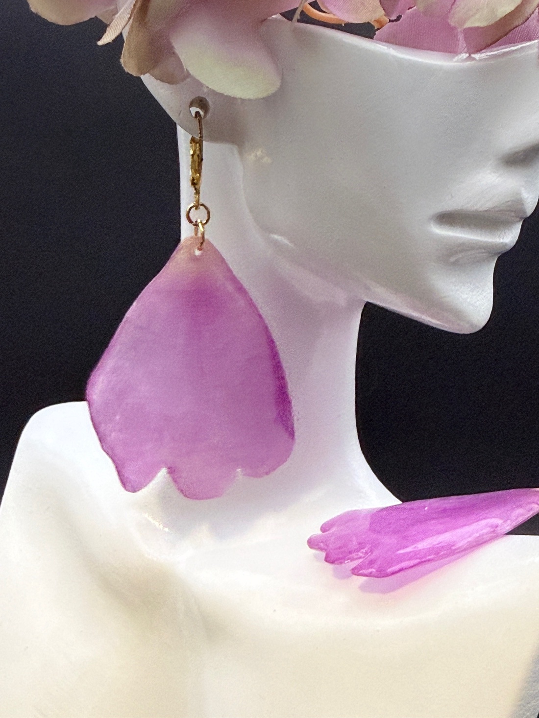 Cercei cu petale naturale de bujor roz � bijuterii din flori presate - bijuterii - cercei - cercei hoops - Artynos.ro