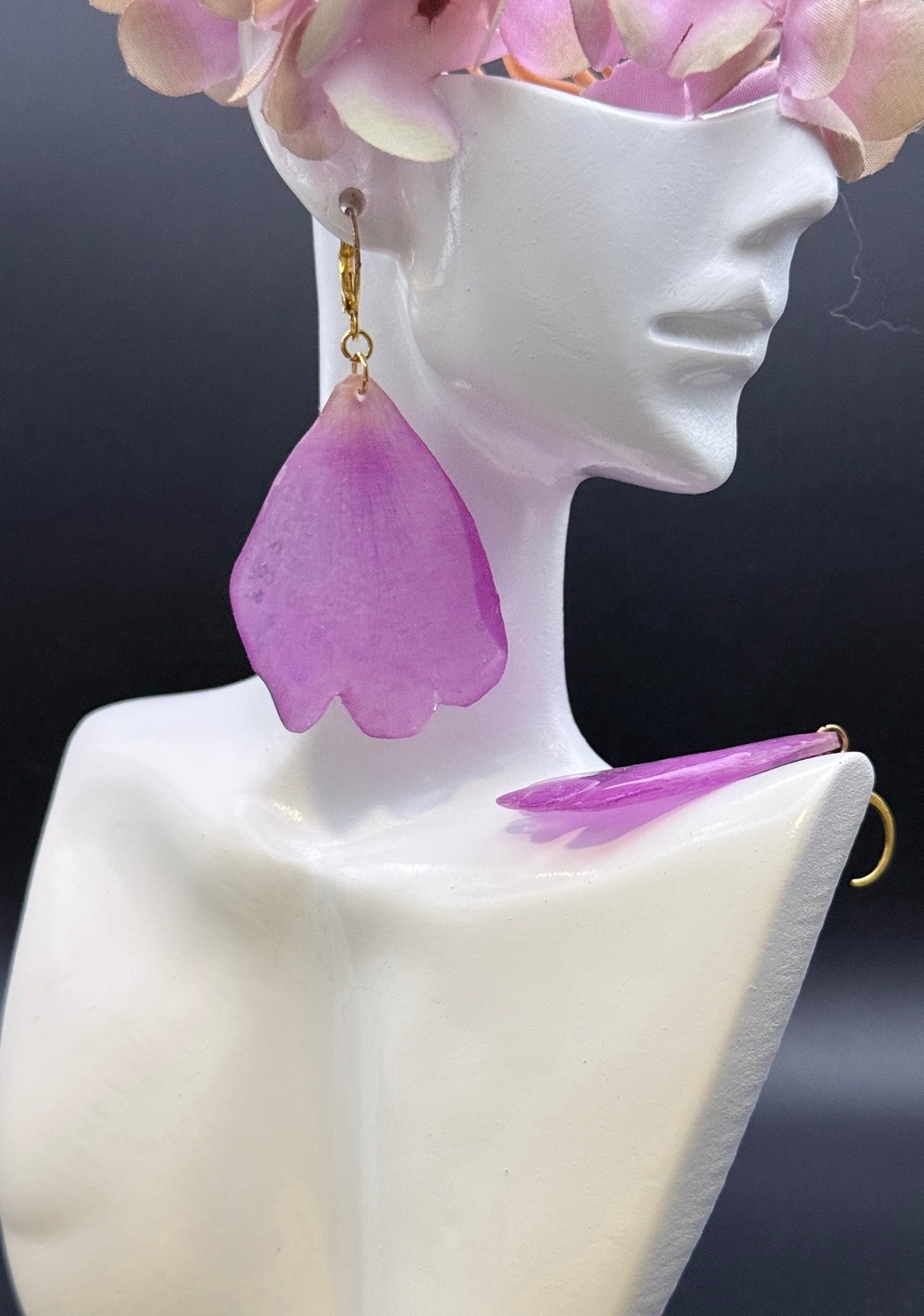 Cercei cu petale naturale de bujor roz � bijuterii din flori presate - bijuterii - cercei - cercei hoops - Artynos.ro