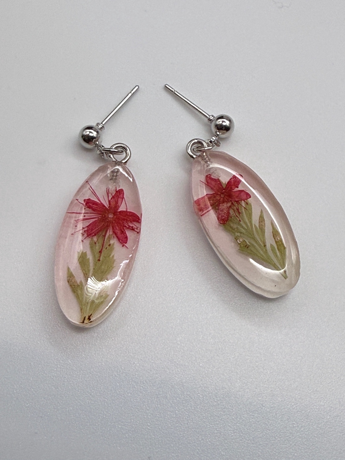 Cercei terariu cu flori presate � bijuterii inspirate din natură - bijuterii - cercei - cercei din rășină - Artynos.ro