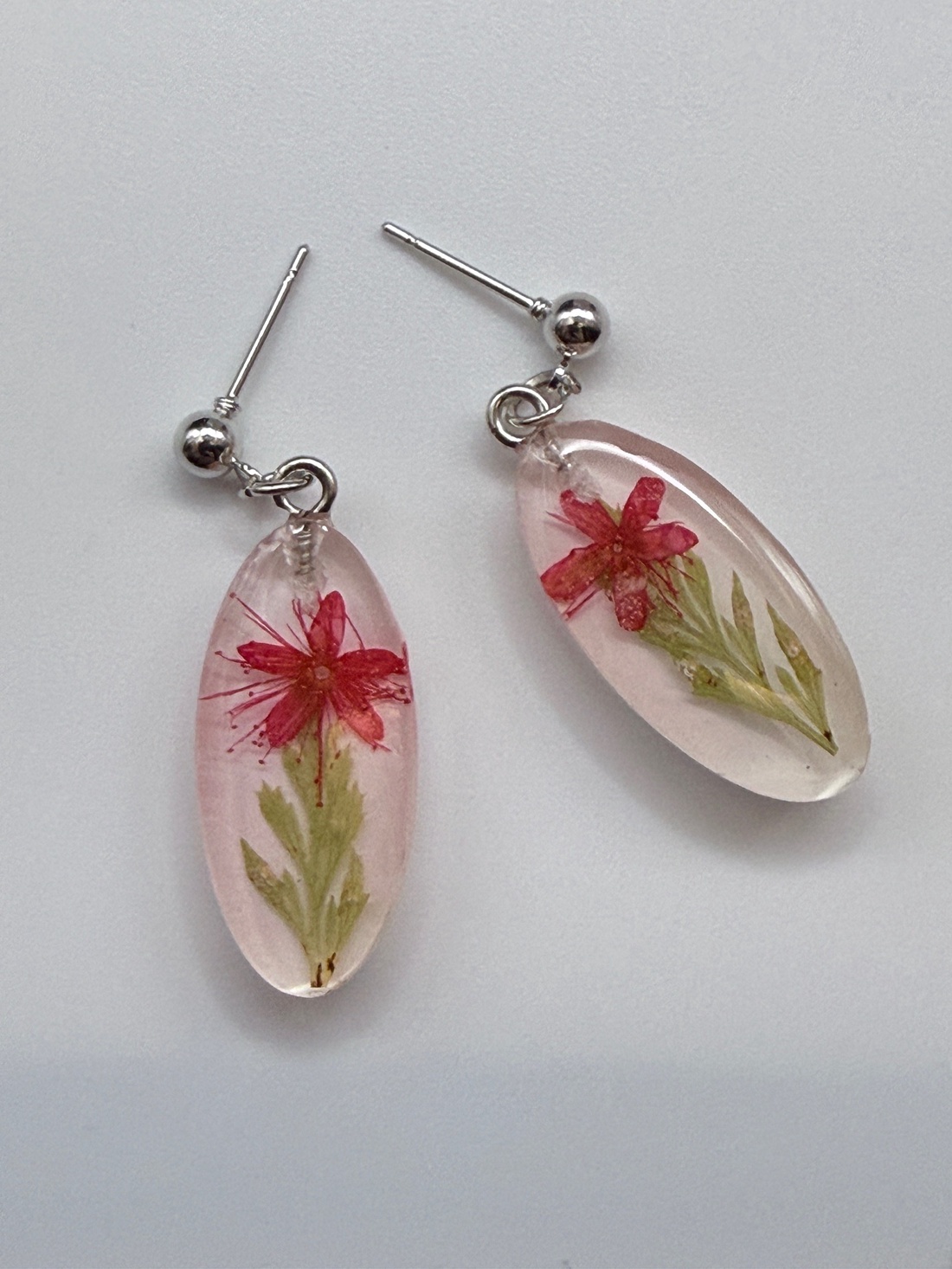 Cercei terariu cu flori presate � bijuterii inspirate din natură - bijuterii - cercei - cercei din rășină - Artynos.ro