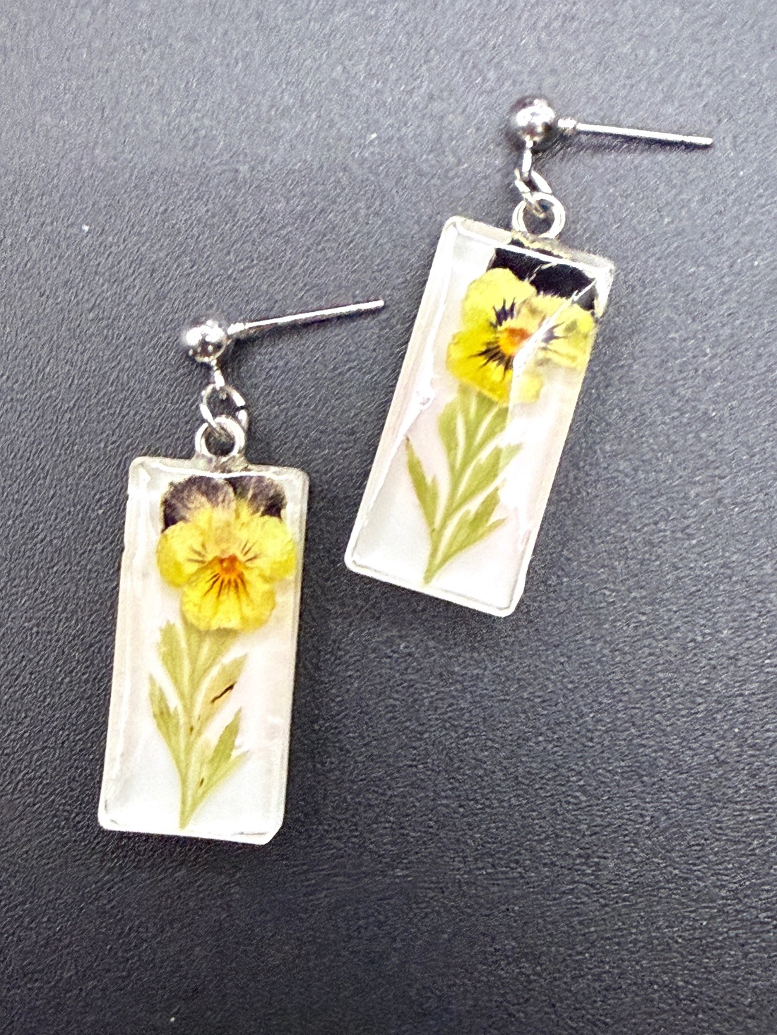 Cercei terariu cu flori presate � bijuterii inspirate din natură - bijuterii - cercei - cercei din rășină - Artynos.ro