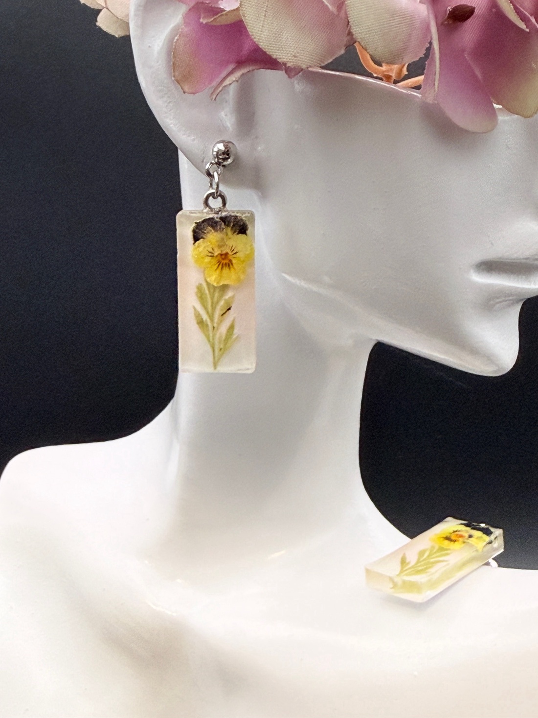 Cercei terariu cu flori presate � bijuterii inspirate din natură - bijuterii - cercei - cercei din rășină - Artynos.ro