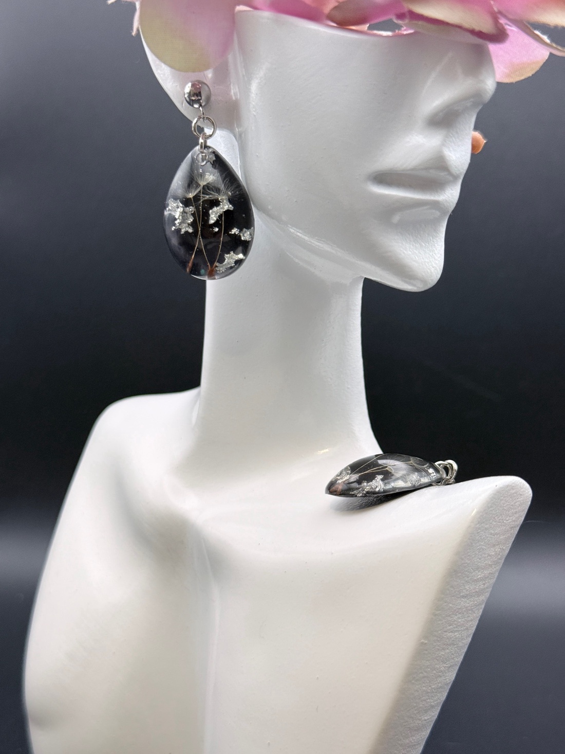 Cercei cu puf de păpădie natural în rășină � bijuterii handmade delicate - bijuterii - cercei - cercei din rășină - Artynos.ro