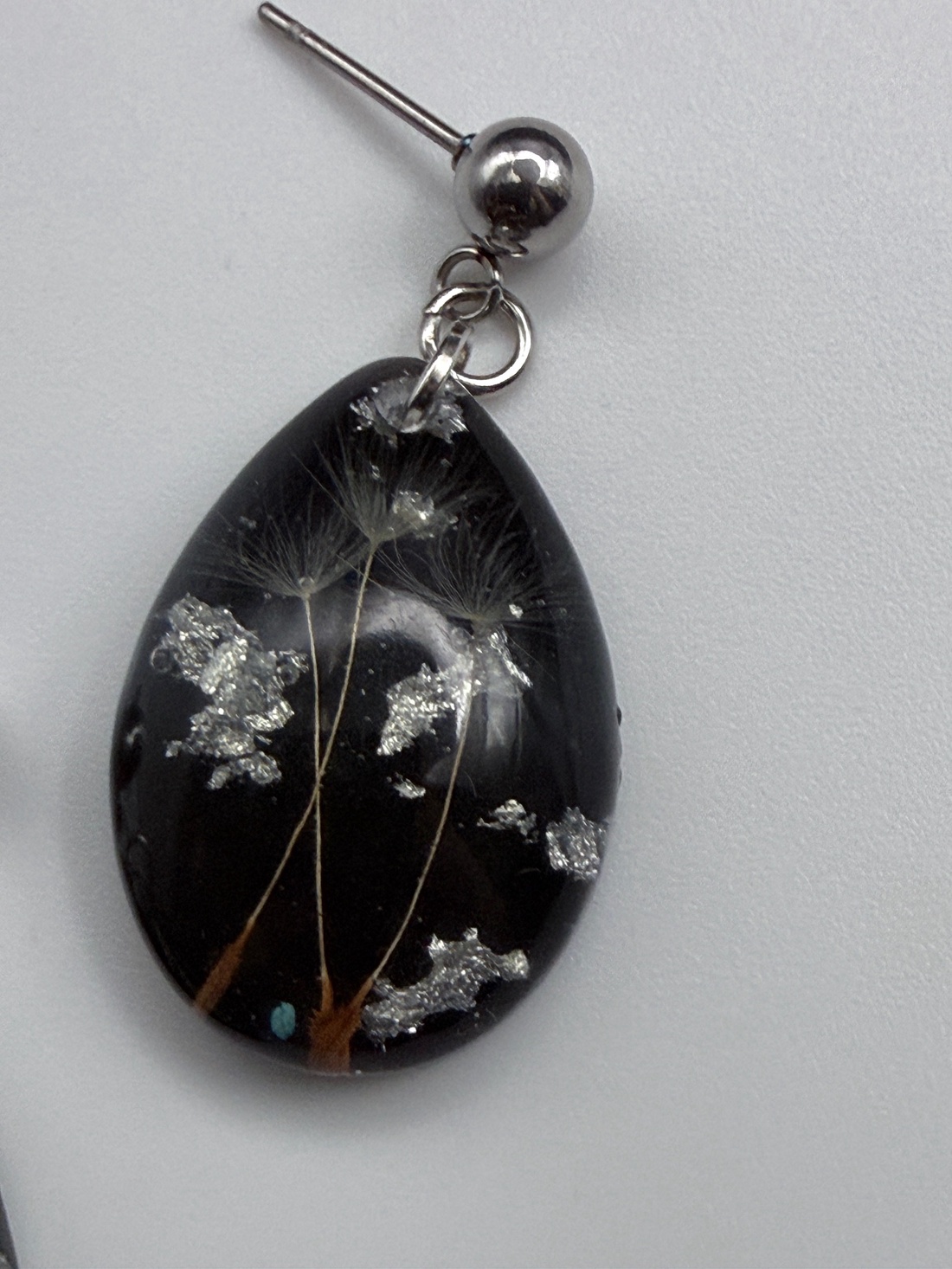 Cercei cu puf de păpădie natural în rășină � bijuterii handmade delicate - bijuterii - cercei - cercei din rășină - Artynos.ro