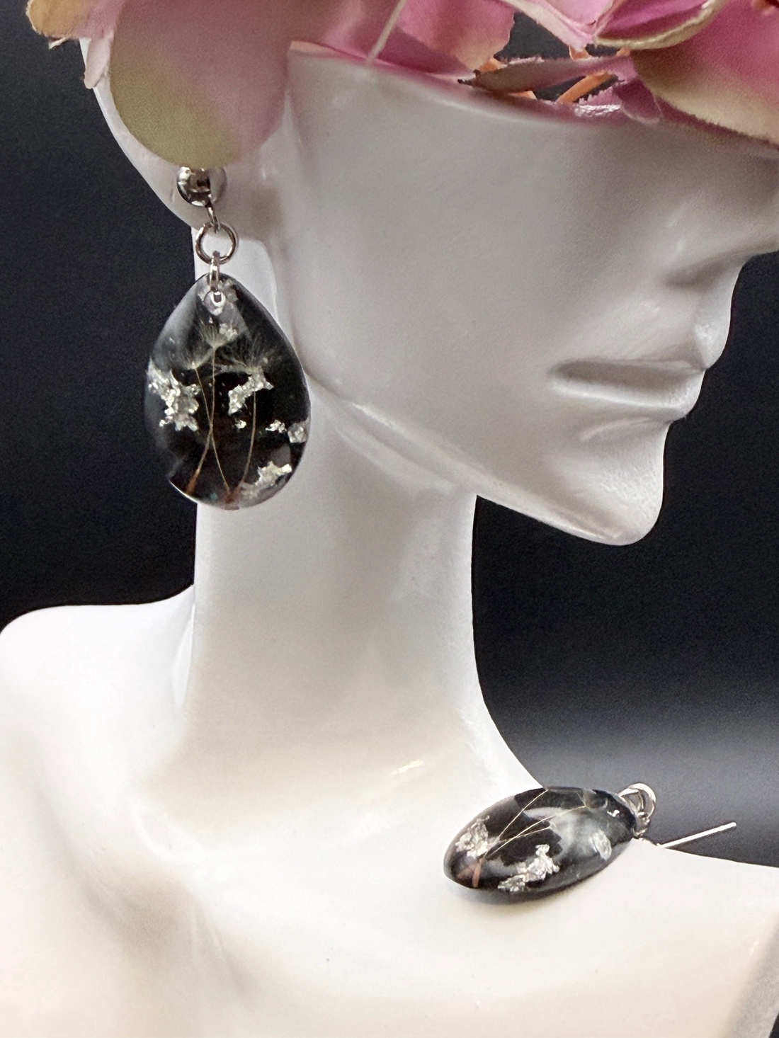 Cercei cu puf de păpădie natural în rășină � bijuterii handmade delicate - bijuterii - cercei - cercei din rășină - Artynos.ro