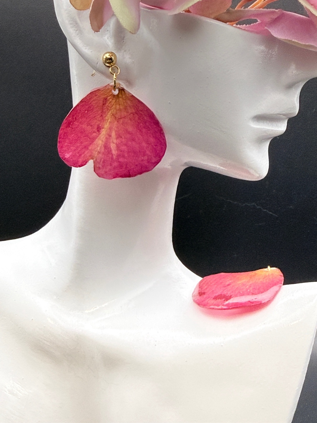 Cercei handmade cu petale de trandafir roz presate � bijuterii naturale - bijuterii - cercei - cercei din rășină - Artynos.ro