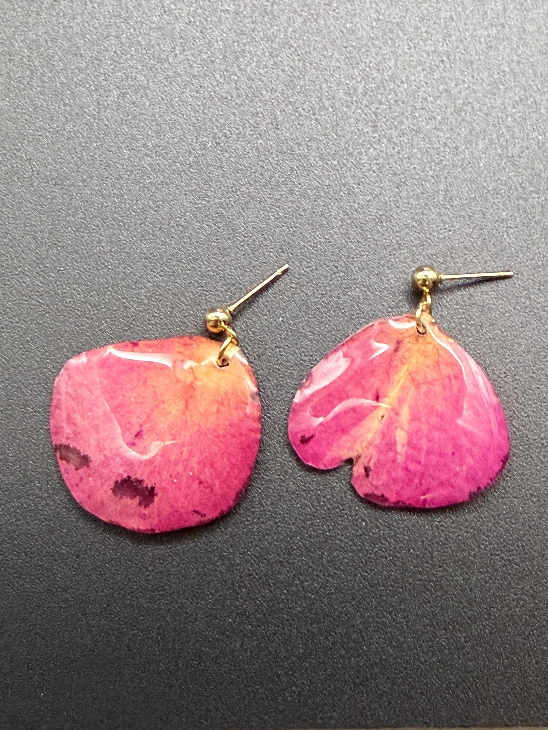 Cercei handmade cu petale de trandafir roz presate � bijuterii naturale - bijuterii - cercei - cercei din rășină - Artynos.ro