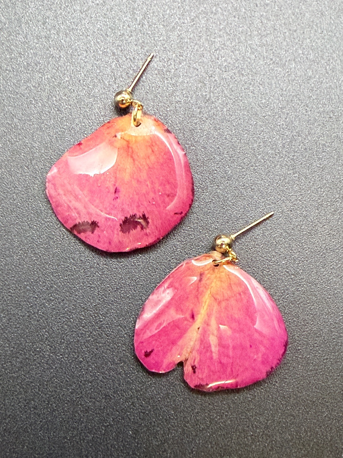 Cercei handmade cu petale de trandafir roz presate � bijuterii naturale - bijuterii - cercei - cercei din rășină - Artynos.ro