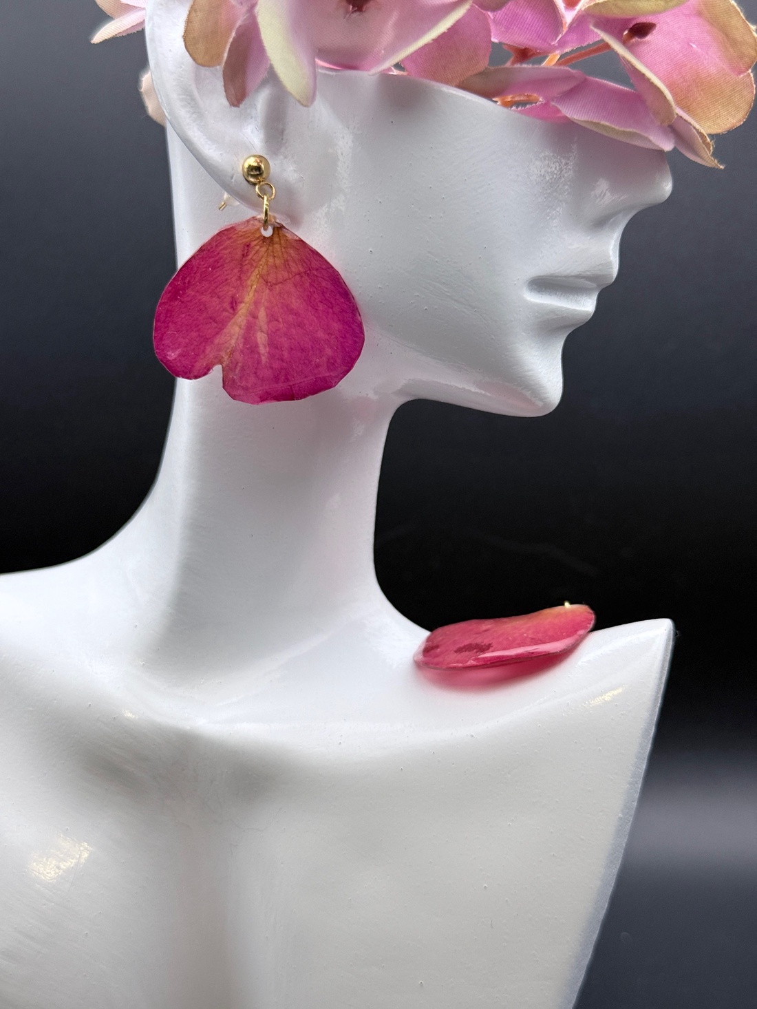 Cercei handmade cu petale de trandafir roz presate � bijuterii naturale - bijuterii - cercei - cercei din rășină - Artynos.ro